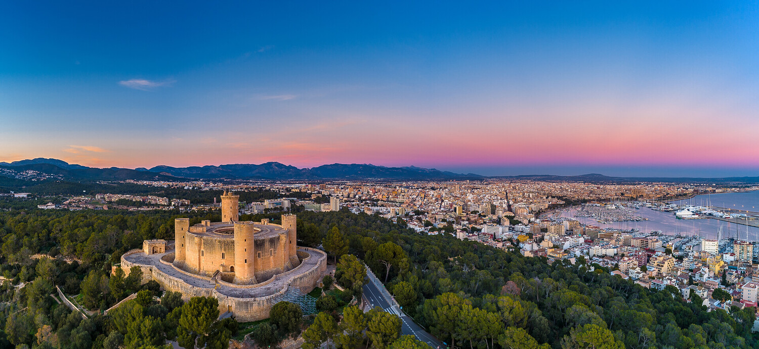 Vista panorámica de Palma de Mallorca al atardecer